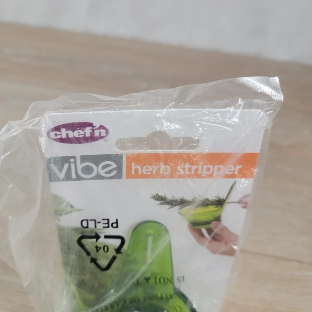 Chef'n Vibe Herb Stripper Green Leaf‎ Remover Tool with Measuring Bowl BPA-Free